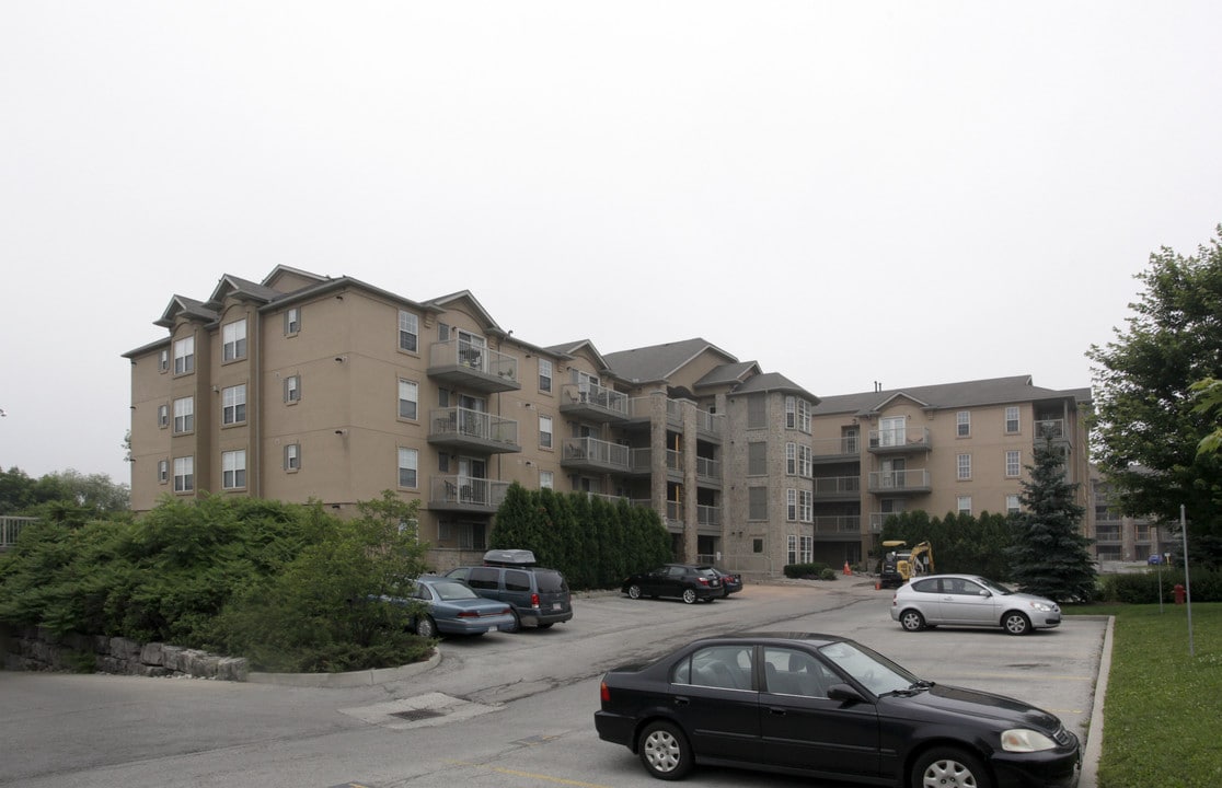 Abbey Oaks in Oakville, ON - Building Photo