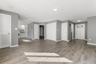 8 Burma Rd in Southbury, CT - Building Photo