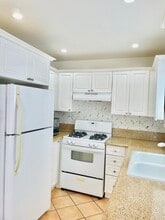 2104 Raymond Ave in Altadena, CA - Foto de edificio - Building Photo