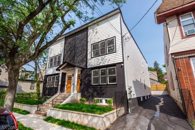 64 Grace St in Irvington, NJ - Foto de edificio - Building Photo