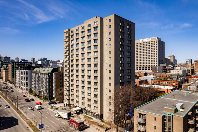 Résidence Mont-Carmel in Montréal, QC - Building Photo - Building Photo