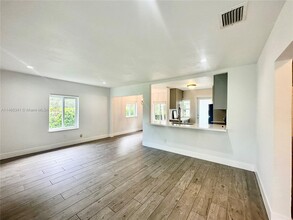 4916 Washington Dr in Coral Gables, FL - Foto de edificio - Building Photo