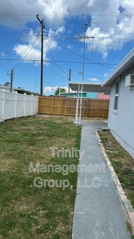 2021 Pleasure Dr in Holiday, FL - Building Photo - Building Photo