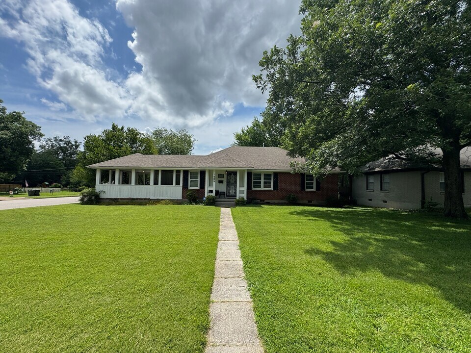 1283 Colonial Rd in Memphis, TN - Building Photo