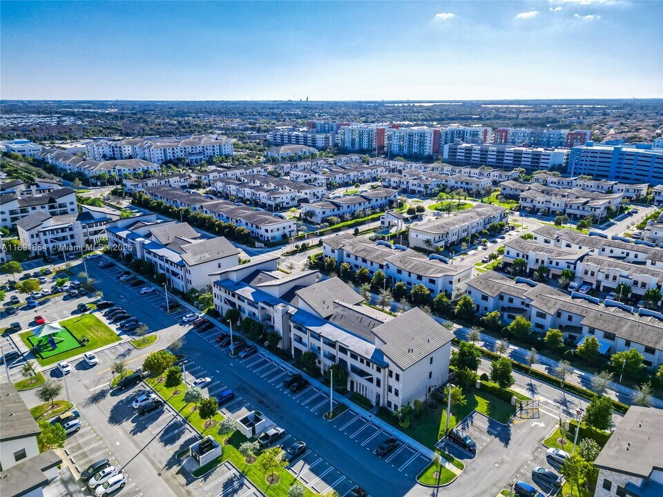 8045 NW 104th Ave in Doral, FL - Building Photo