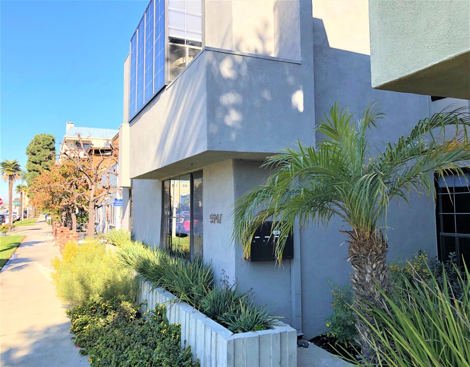 4230 E 4th St, Unit 2 in Long Beach, CA - Building Photo