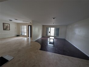 1900 NE 186th Dr in North Miami Beach, FL - Building Photo - Building Photo