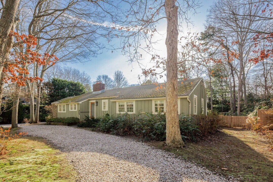 7 Whitney Ln in Wainscott, NY - Building Photo