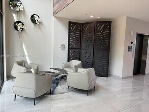 8363 NW 41st St in Doral, FL - Foto de edificio - Building Photo