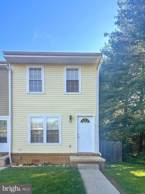 property at 19 Swallow Ct