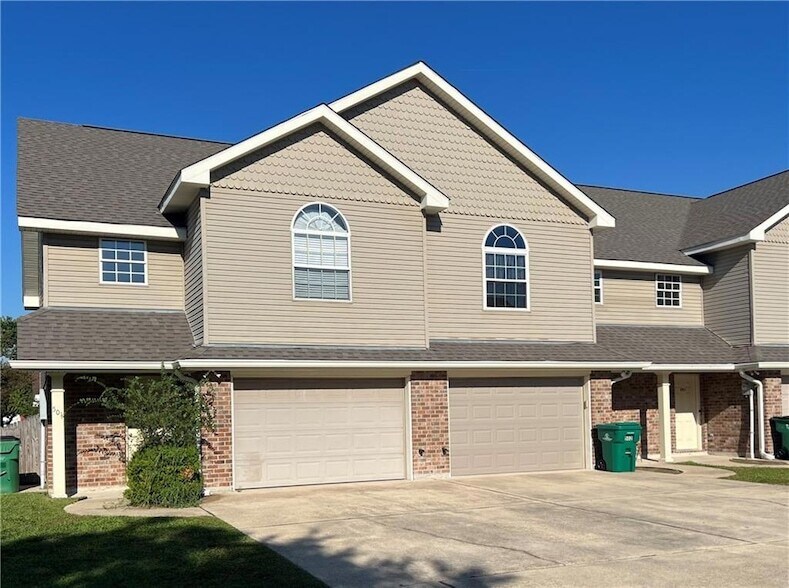 303 Perryl Ln in Luling, LA - Building Photo