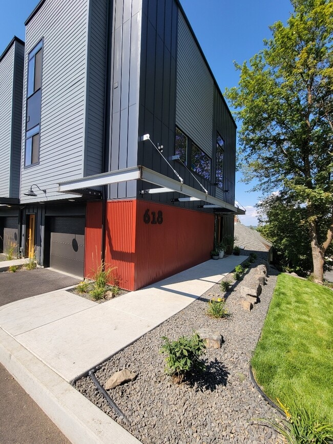 618 S Denver St, Unit 2 in Spokane, WA - Foto de edificio - Building Photo