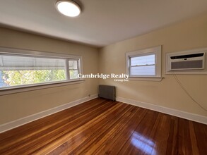 215 Cedar St, Unit 2T in Somerville, MA - Building Photo - Building Photo