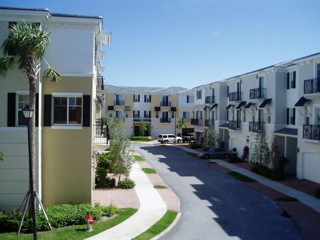 542 NW 39th Cir in Boca Raton, FL - Building Photo - Building Photo