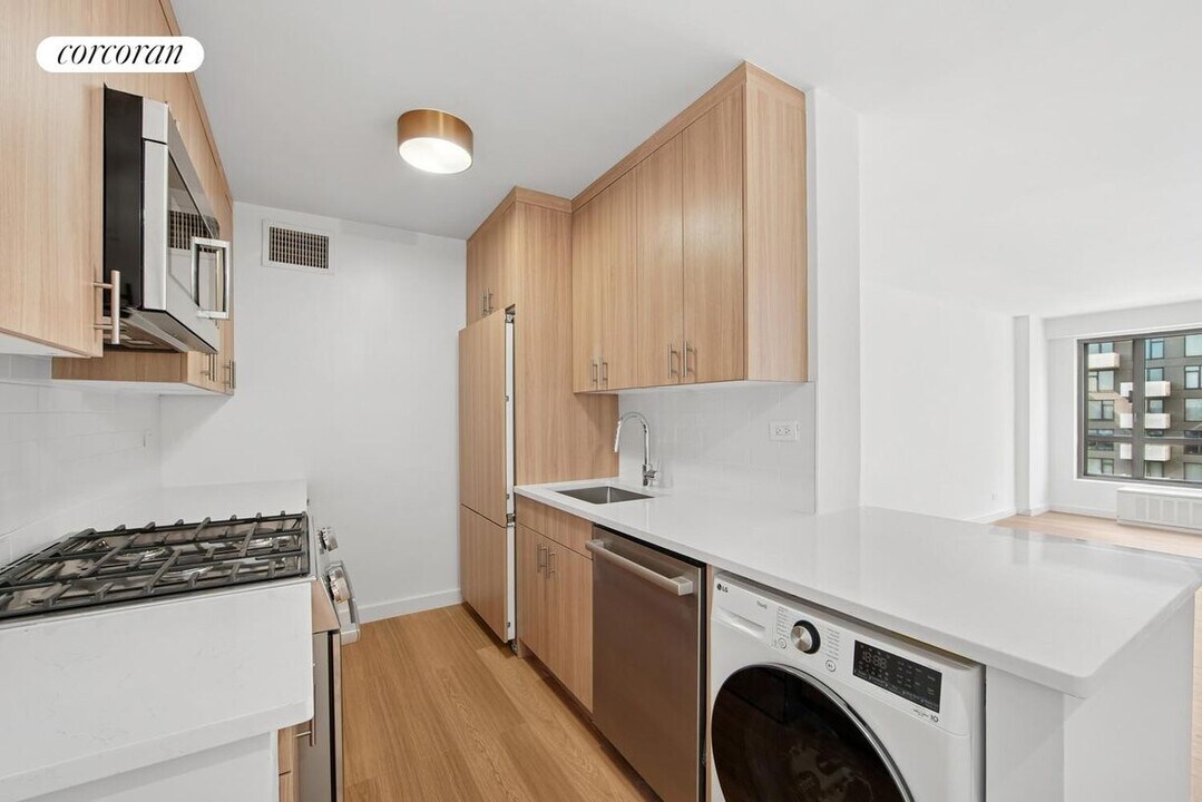 501 E 87th St in New York, NY - Building Photo