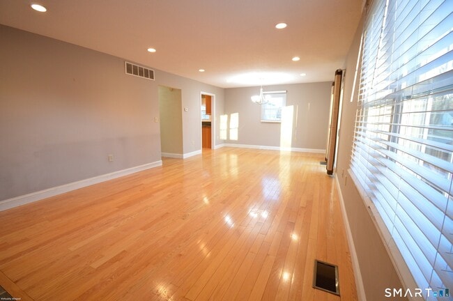 24 Thorne Rd in West Hartford, CT - Building Photo - Building Photo