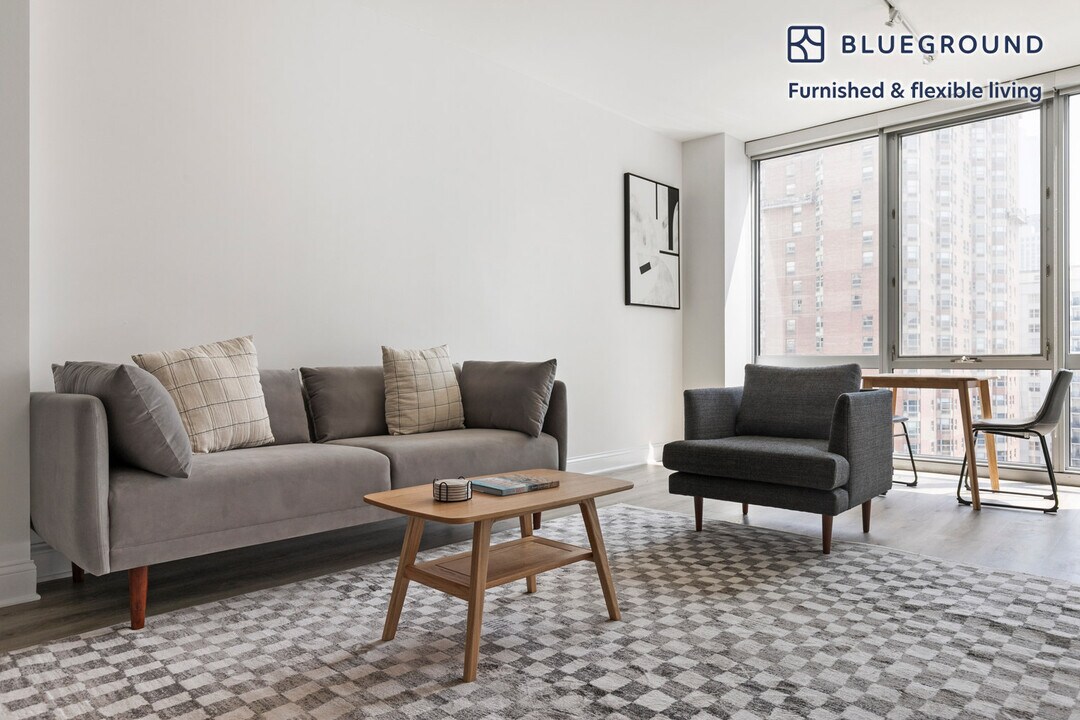 2 W Delaware Pl in Chicago, IL - Building Photo