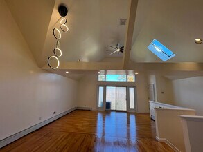 25016 41st Rd, Unit 2 in Little Neck, NY - Foto de edificio - Building Photo