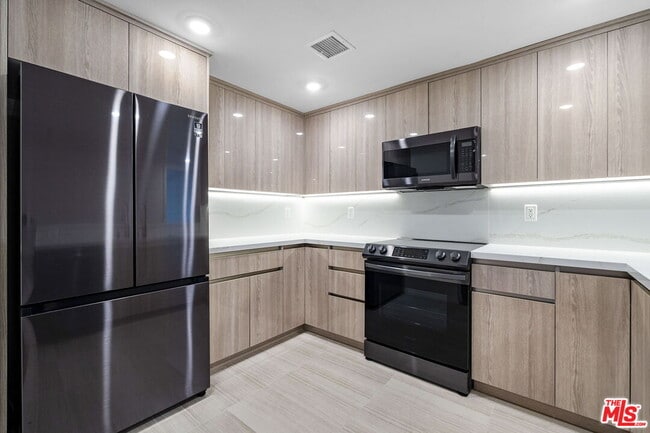 5245 Santa Monica Blvd in Los Angeles, CA - Building Photo - Building Photo