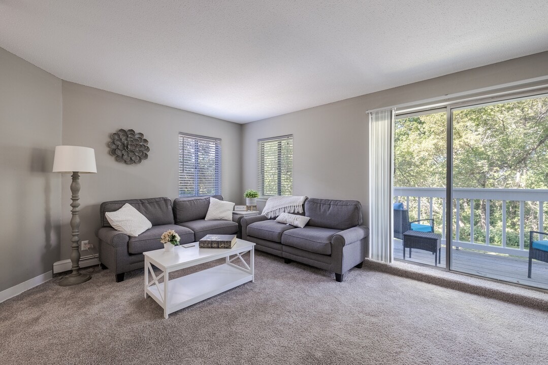 Royal Oaks Apartments in Eagan, MN - Foto de edificio