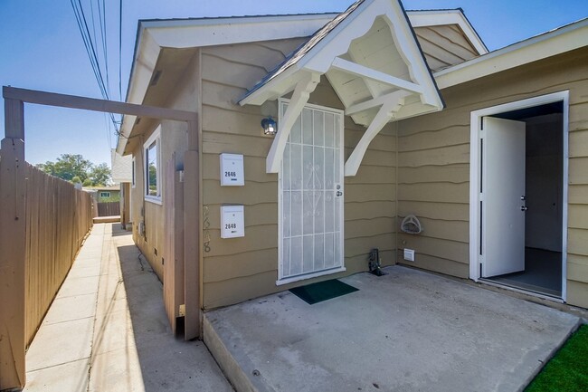 2646 Violet St in San Diego, CA - Foto de edificio - Building Photo
