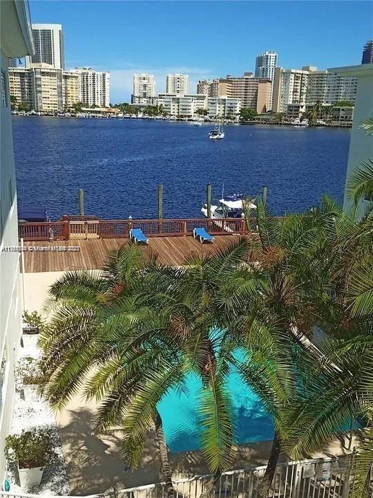 462 Golden Isles Dr, Unit 202 in Hallandale Beach, FL - Building Photo - Building Photo