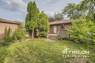 3327 D Hutchinson in Shorewood, IL - Building Photo - Building Photo