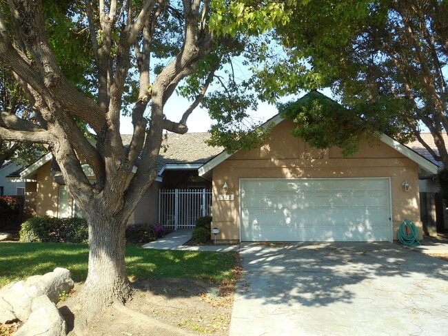 1123 N Crenshaw St in Visalia, CA - Building Photo - Building Photo