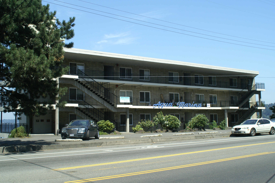 Aqua Marina Apartments & Moorage in Seattle, WA - Building Photo