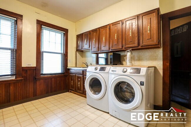 212 Maplewood St, Unit 1 in Watertown, MA - Foto de edificio - Building Photo