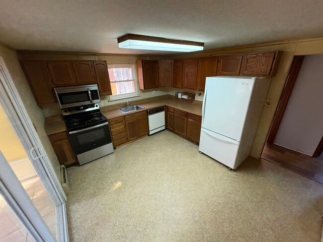 192 Woodland Dr, Unit 1 in East Islip, NY - Foto de edificio - Building Photo