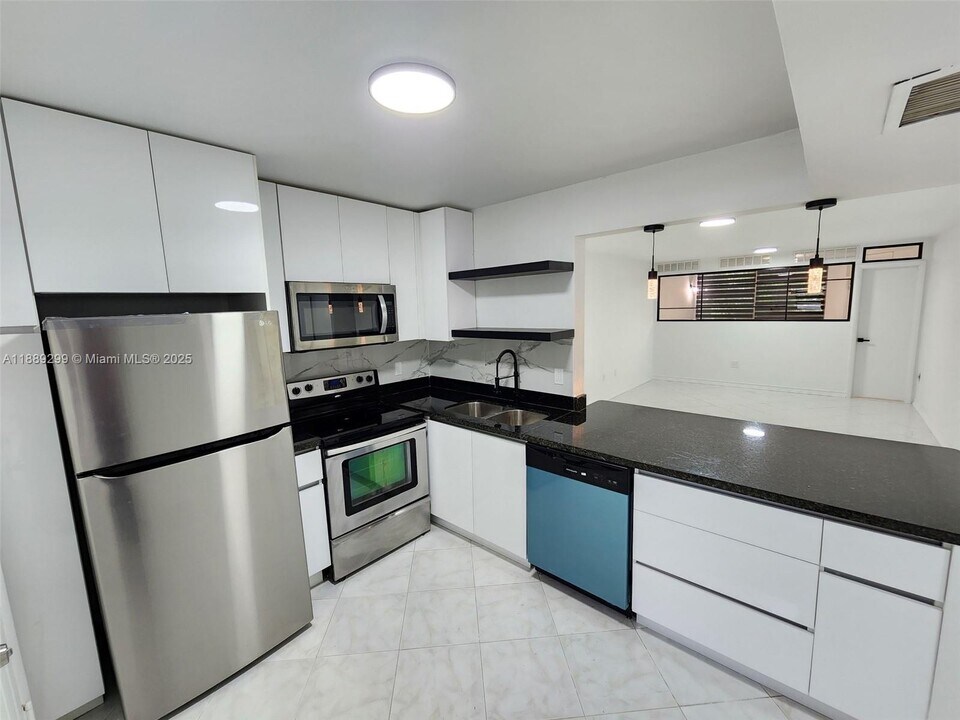 1401 NE 191st St in Miami, FL - Building Photo