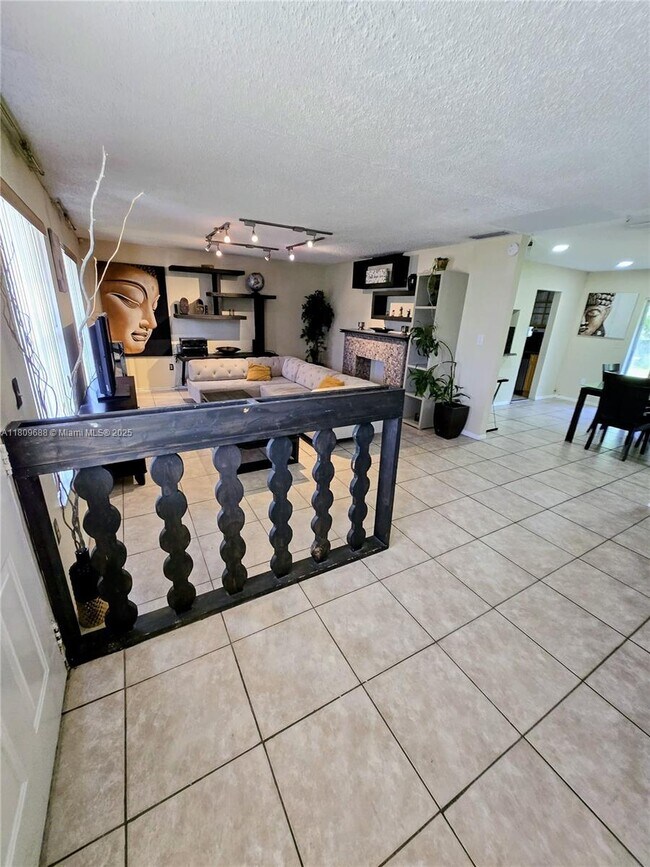 14910 S River Dr in Miami, FL - Building Photo - Building Photo
