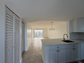 8610 N Sherman Cir in Miramar, FL - Building Photo - Building Photo