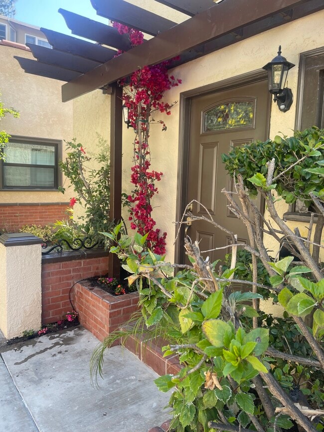 1716 Orchard Ave, Unit 1716 and half in Glendale, CA - Building Photo - Building Photo