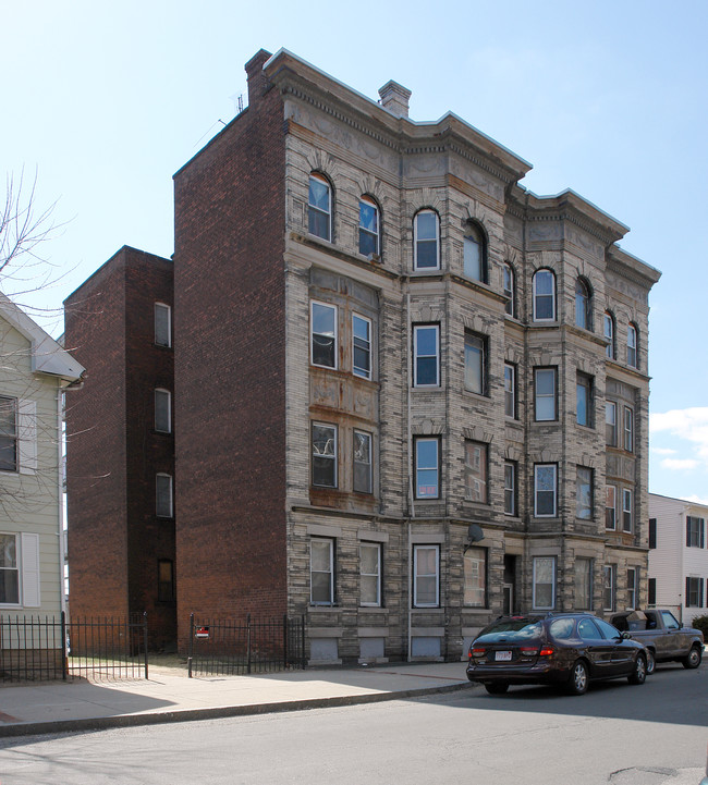 Alba in Holyoke, MA - Foto de edificio - Building Photo