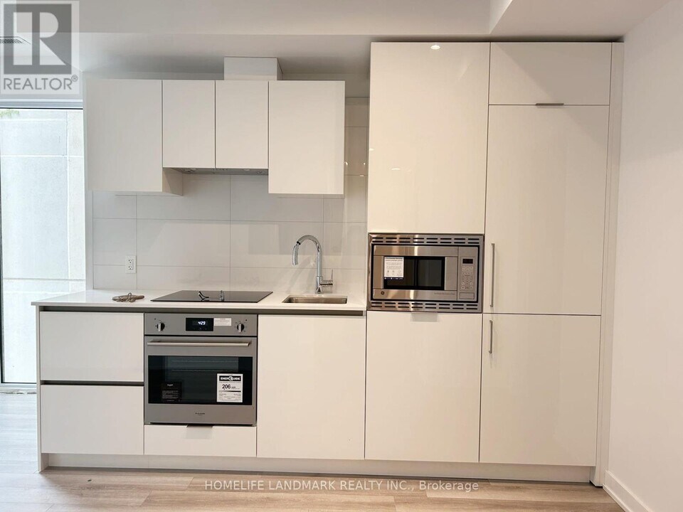 121-121 St Patrick St in Toronto, ON - Building Photo