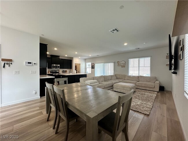 137 Rohan Crst Ave in Henderson, NV - Building Photo - Building Photo