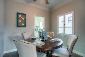 210 S Arnaz Dr in Beverly Hills, CA - Foto de edificio - Building Photo