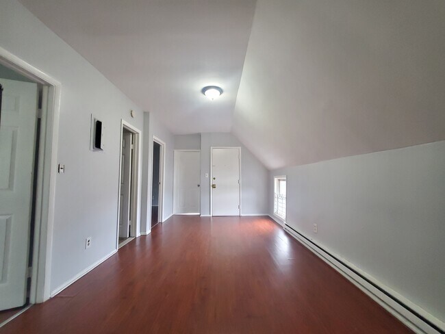 65 W 24th St in Bayonne, NJ - Foto de edificio - Building Photo