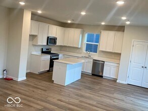 3872 Riverstone Dr in Whitestown, IN - Foto de edificio - Building Photo