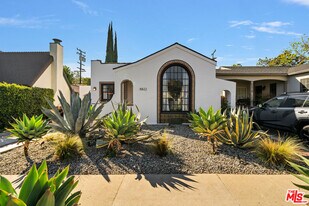 8822 Rosewood Ave in West Hollywood, CA - Building Photo