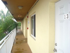 137 N Federal Hwy in Dania Beach, FL - Building Photo - Building Photo