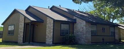 101 Glenbrook Dr E in New Braunfels, TX - Foto de edificio - Building Photo