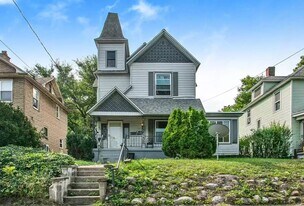 642 Pleasant St SE, Unit #1 Lower