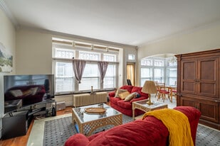 585 W Ferry St in Buffalo, NY - Building Photo