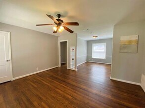 2114 Dunloe Ave in Dallas, TX - Building Photo - Building Photo