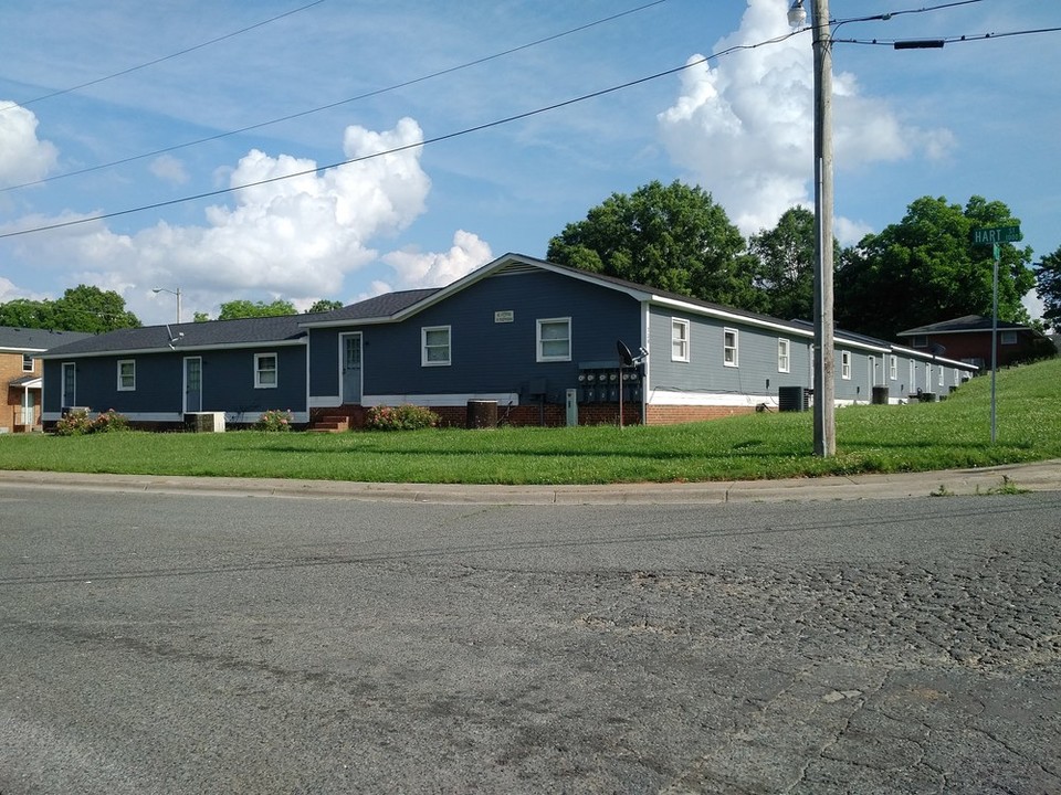 Hatch Apartments in Monroe, NC - Foto de edificio