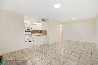 5508 Courtyard Dr in Margate, FL - Building Photo - Building Photo