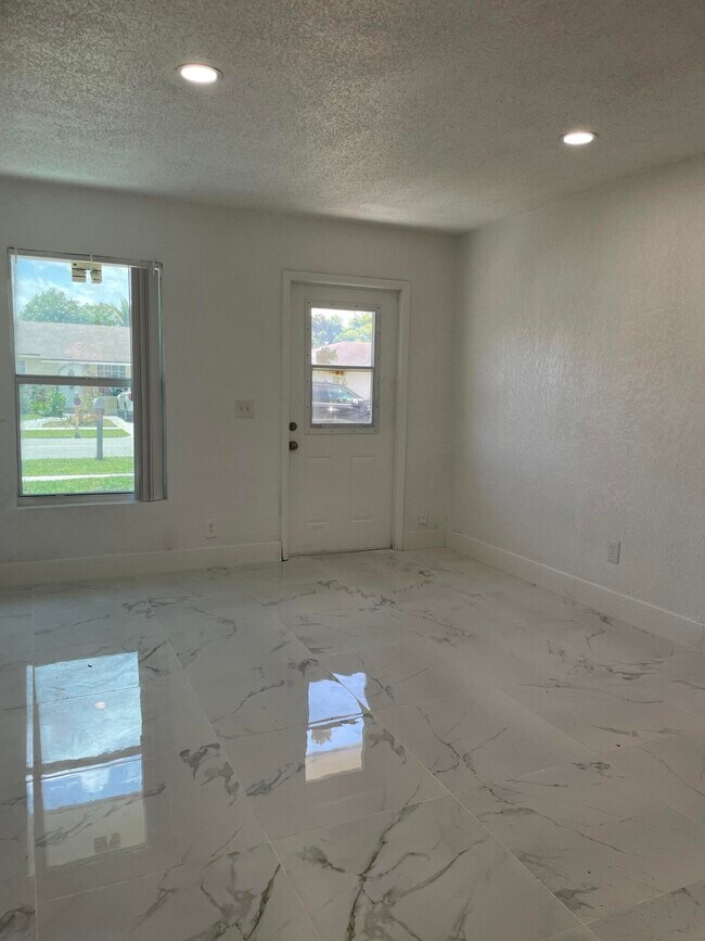 8131 SW 6th St in North Lauderdale, FL - Building Photo - Building Photo